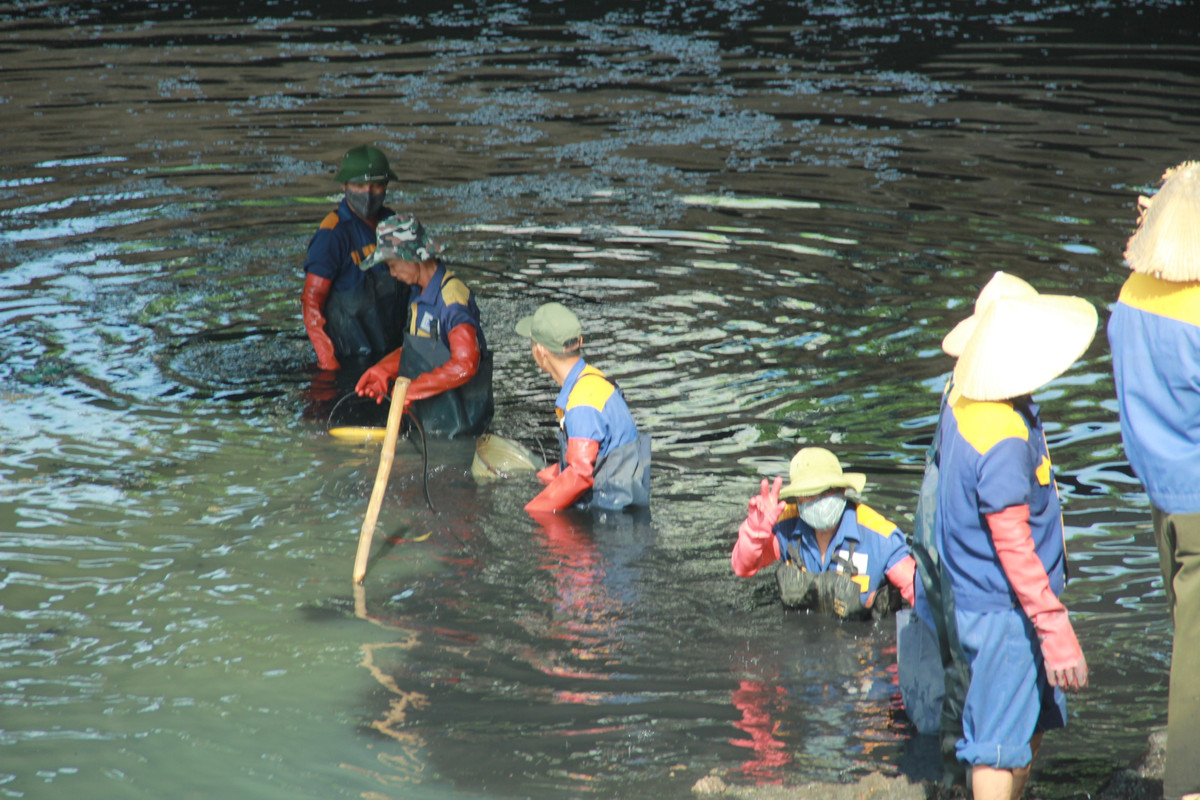 Giữa thời tiết nắng nóng, các công nhân đắm mình xuống lòng sông Tô Lịch đen xì khiến nhiều người dân qua đường cảm phục.