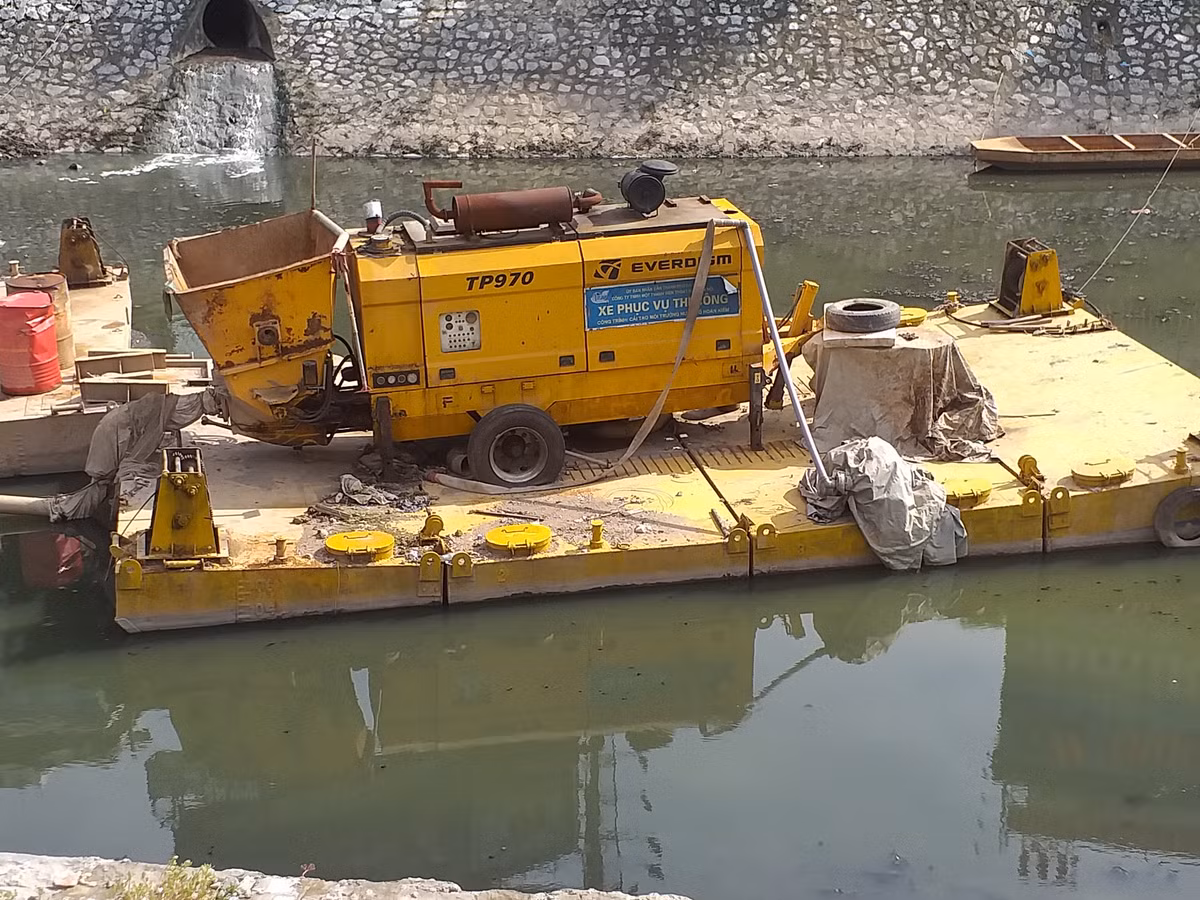 Máy móc đã được chuẩn bị sẵn nhưng chưa thấy hoạt động.