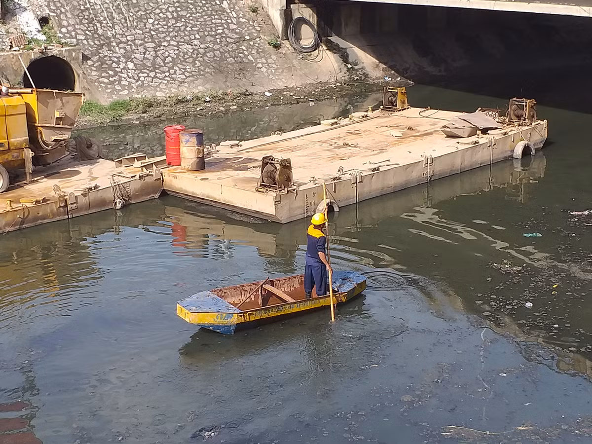 Màu nước đen xì đặc trưng của sông Tô Lịch nhiều năm qua.