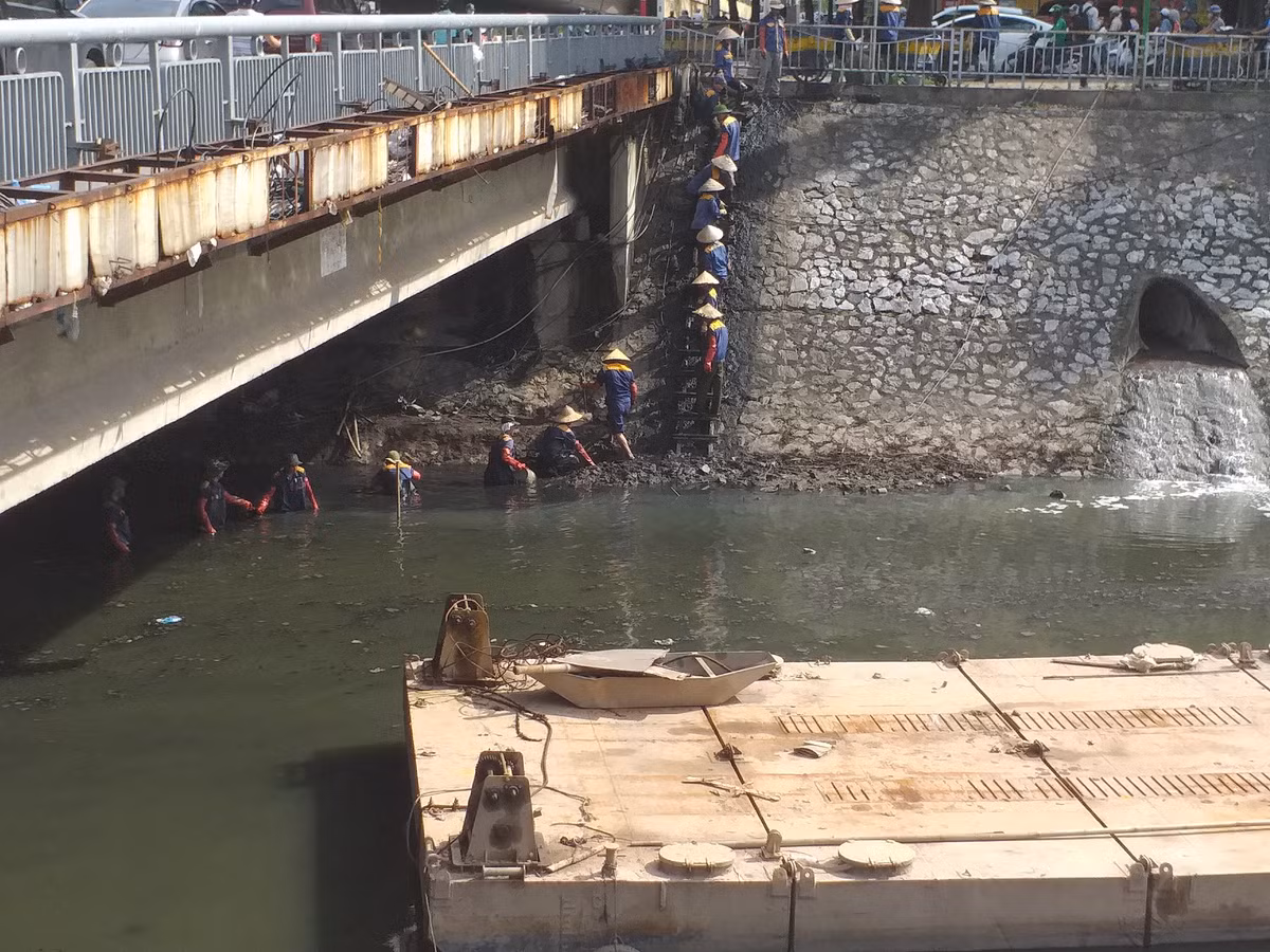 Hiện nay, sông Tô Lịch đang tồn tại 3 vấn đề chính đó là: mùi hôi thối; lớp bùn dưới đáy sông và chất lượng nước trong lòng sông ở mức ô nhiễm nghiêm trọng, nước luôn có màu đen xì.