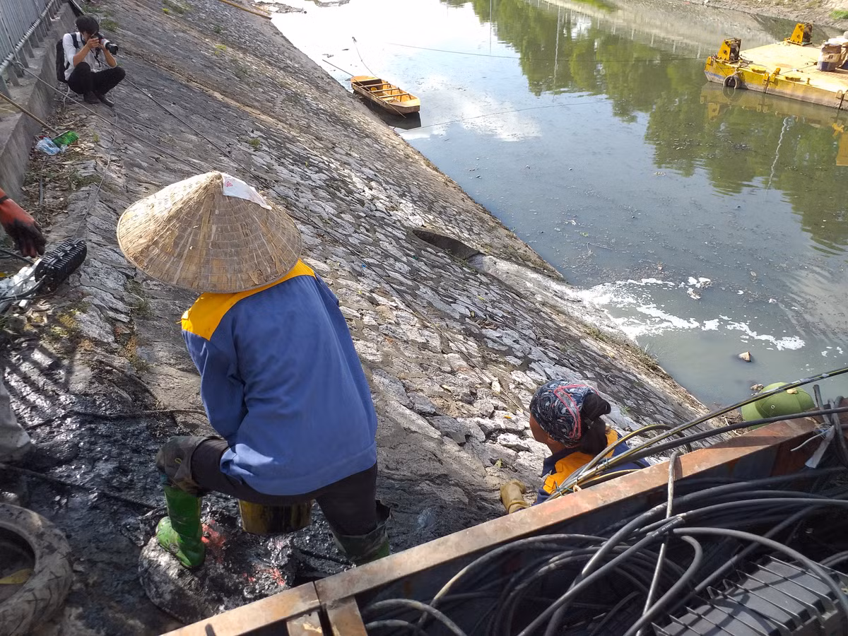 Dù đứng xa cả mét nhưng mùi hôi thối từ sông và bùn được nạo vét vẫn nồng nặc.