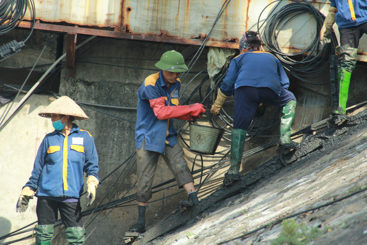 Sau khi nạo vét, chất thải được gom vào trong xô sắt rồi chuyền tay lên bờ.