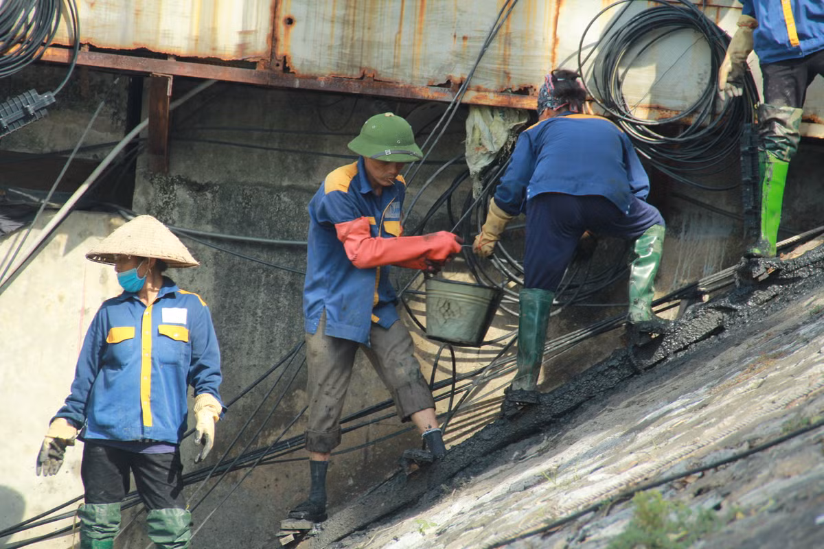 Sau khi nạo vét, chất thải được gom vào trong xô sắt rồi chuyền tay lên bờ.