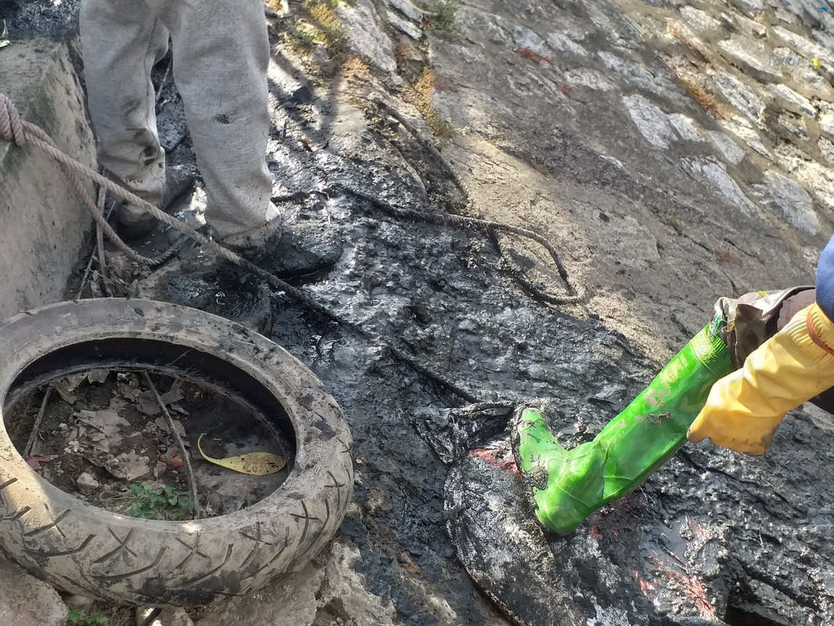 Bùn dưới lòng sông cũng mang 1 màu đen như màu nước sông Tô Lịch.