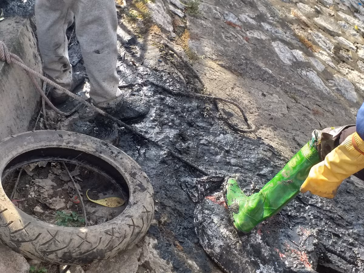 Bùn dưới lòng sông cũng mang 1 màu đen như màu nước sông Tô Lịch.