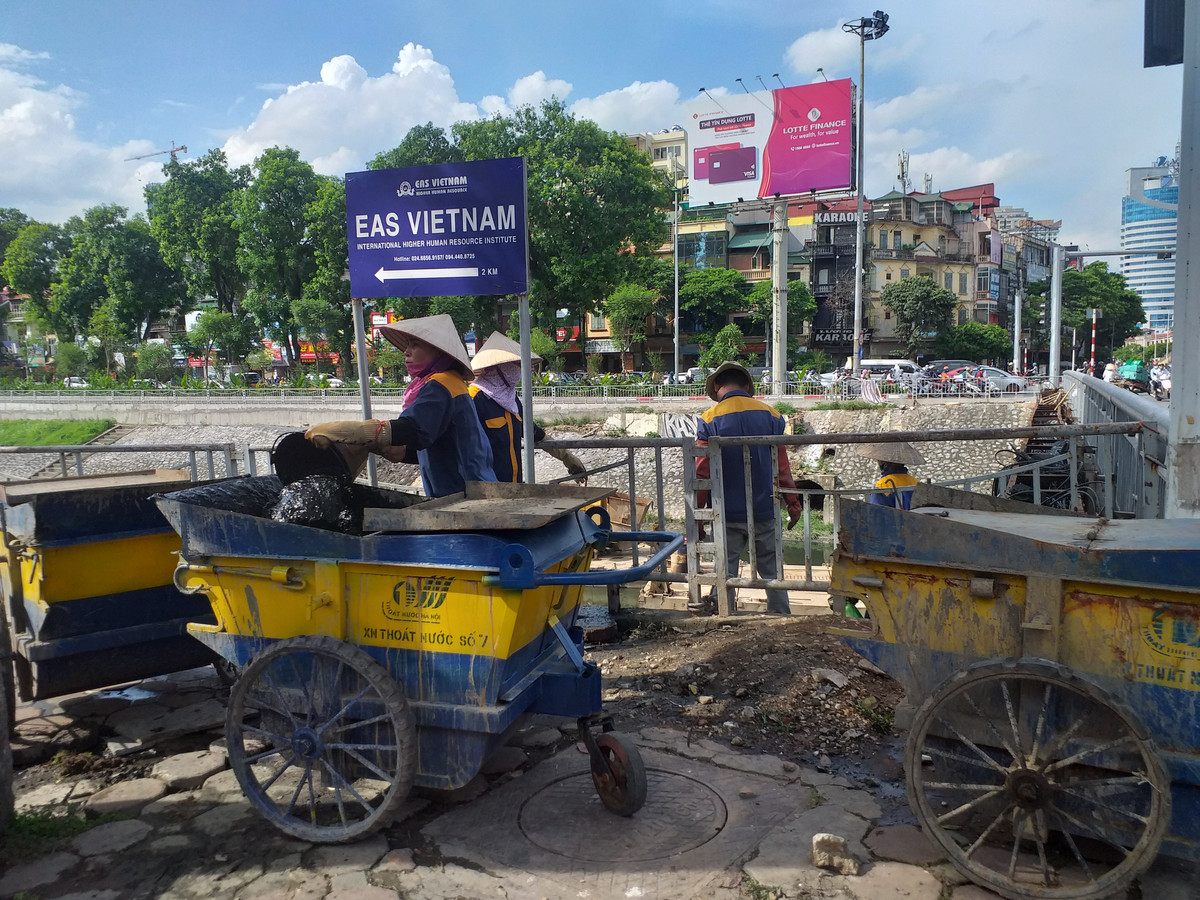 Một số công nhân cho biết, việc nạo vét bắt đầu từ trưa cho đến khi xong việc.