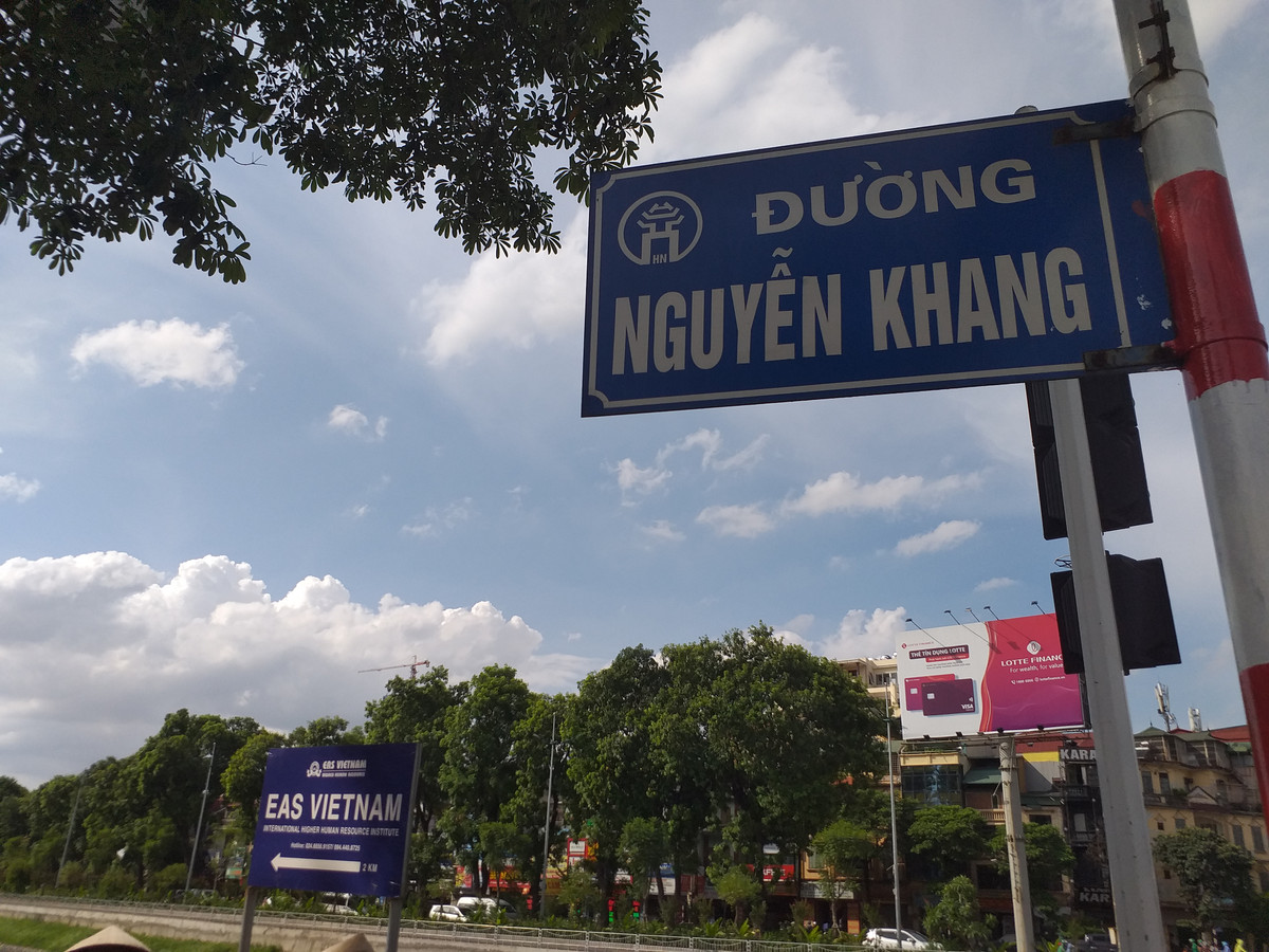 Ghi nhận của PV Kiến Thức trưa ngày 5/7, tại ngã tư Nguyễn Khang - Trần Duy Hưng, các công nhân vệ sinh môi trường tiến hành nạo vét chất thải trên sông Tô Lịch.