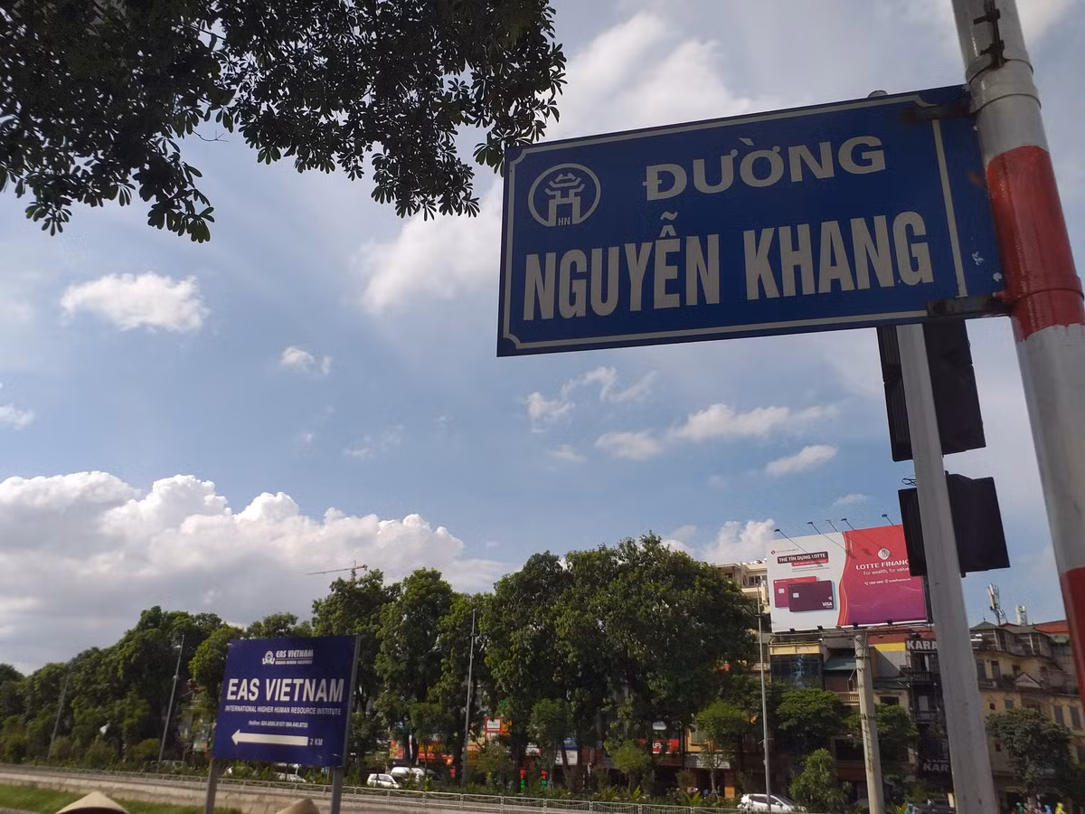 Dan do ra xem cong nhan ngam minh duoi song To Lich den xi giua trua nang-Hinh-2