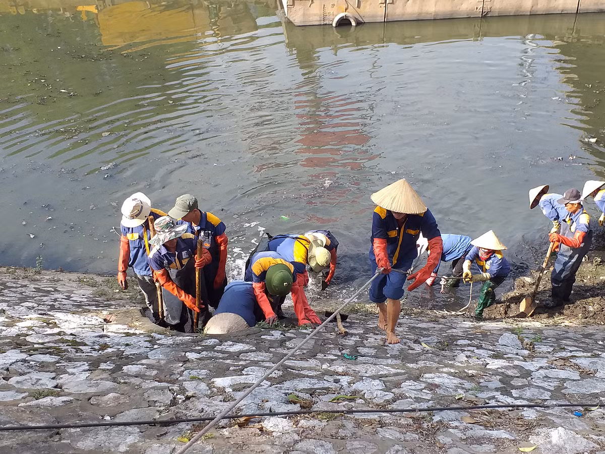 Những cống nước cũng được vệ sinh rác, chất thải.