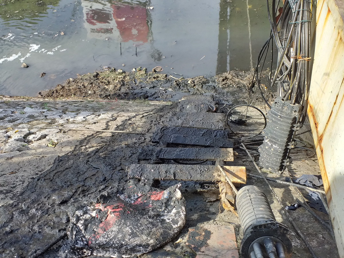 Doanh nghiệp này cho biết, trước đây sông Tô Lịch đã được nạo vét đáy sông, kè bờ, để làm sạch và chống lấn chiếm. Tuy nhiên đến nay, do hệ thống nước thải của thành phố đổ về sông liên tục ngày càng nhiều nên sông ngày càng ô nhiễm nghiêm trọng.