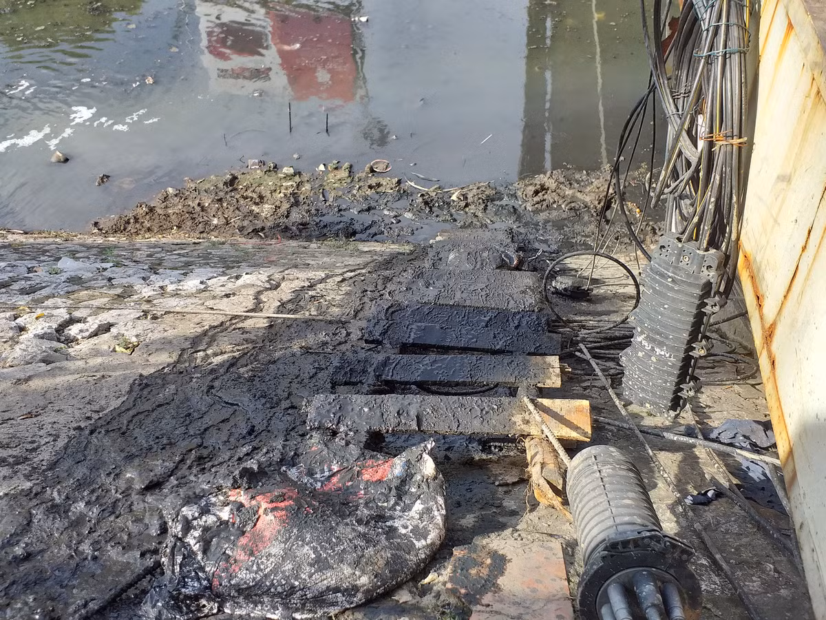 Doanh nghiệp này cho biết, trước đây sông Tô Lịch đã được nạo vét đáy sông, kè bờ, để làm sạch và chống lấn chiếm. Tuy nhiên đến nay, do hệ thống nước thải của thành phố đổ về sông liên tục ngày càng nhiều nên sông ngày càng ô nhiễm nghiêm trọng.