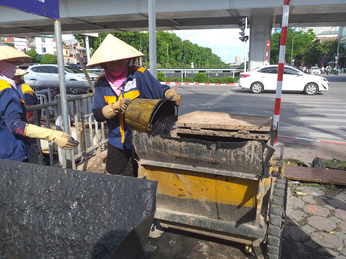 Chất thải sau khi nạo vét được đổ vào trong thùng để được đem đến chỗ đổ thải.