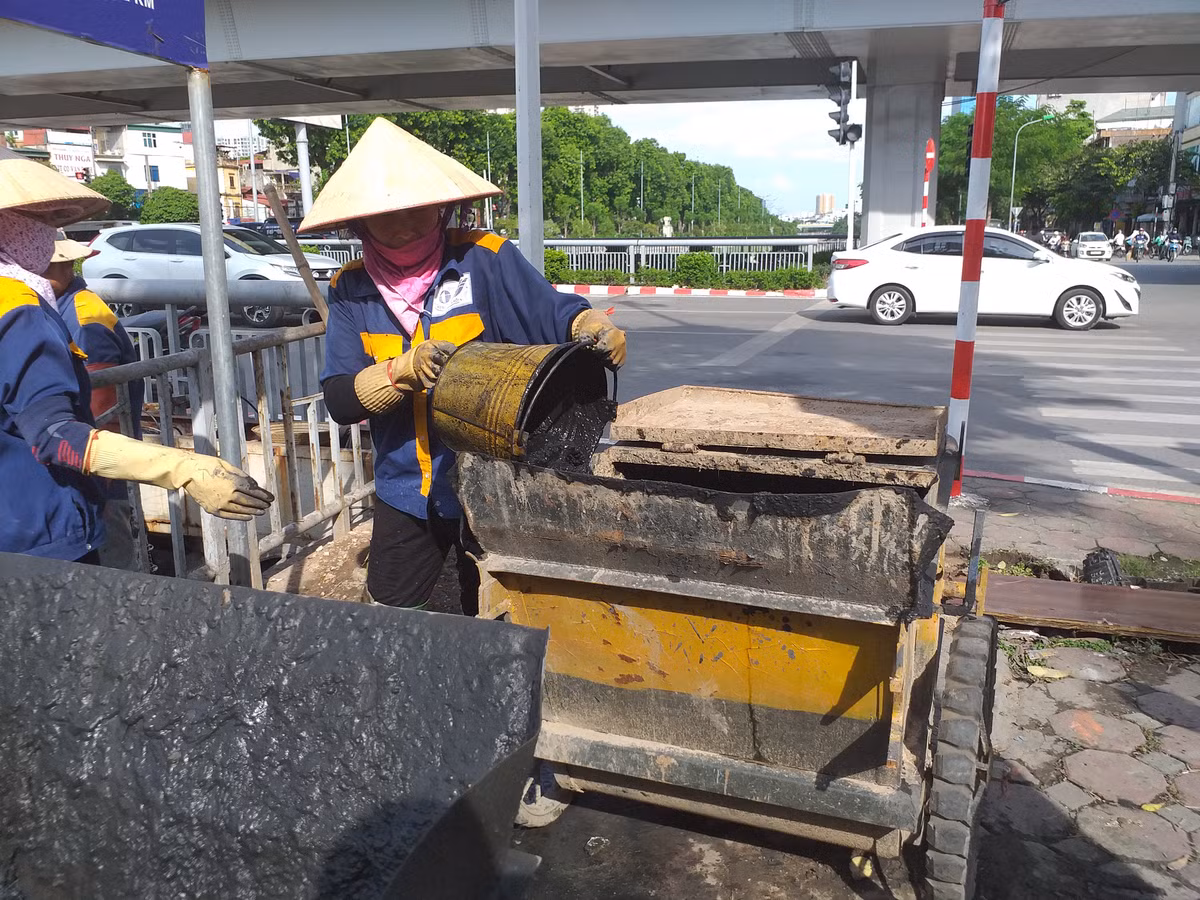 Chất thải sau khi nạo vét được đổ vào trong thùng để được đem đến chỗ đổ thải.