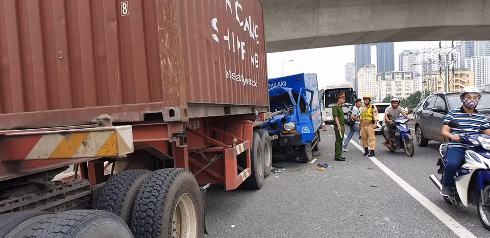 Danh tinh phu xe mac ket trong cabin nat bet vu xe thu bao dam xe container-Hinh-4