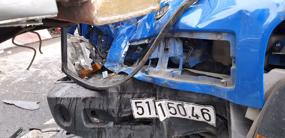 Trước đó như Kiến Thức đã đưa tin, vào 3h sáng cùng ngày đã xảy ra vụ tai nạn trên cầu Mai Dịch, hướng Đường vành đai 3 giữa xe đầu kéo container BKS 16M-6811 kéo theo rơmoóc 15R-105.90 do tài xế Ng. V. Q. (SN 1993, ở huyện Kim Thành, tỉnh Hải Dương). Xe container phải dừng lại khi tuyến đường gặp sư cố.