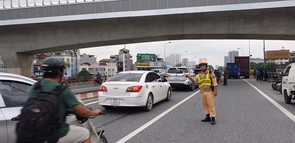 Nhận được thông tin, Đội CSGT số 6 cùng các lực lượng chức năng đã lập tức có mặt tại nơi xảy ra tai nạn để phân luồng giao thông cũng như khám nghiệm hiện trường. Hiện công an quận Cầu Giấy đang thụ lý giải quyết vụ việc.