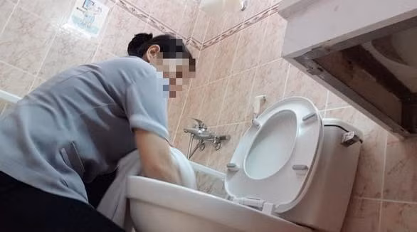 Ngay sau khi những hình ảnh dùng khăn tắm lau bồn cầu được truyền tải lên MXH đã tạo nên dấy lên làn sóng tranh cãi dữ dội về góc khuất ngành vệ sinh khách sạn. (Nguồn ảnh: Báo Tuổi Trẻ)