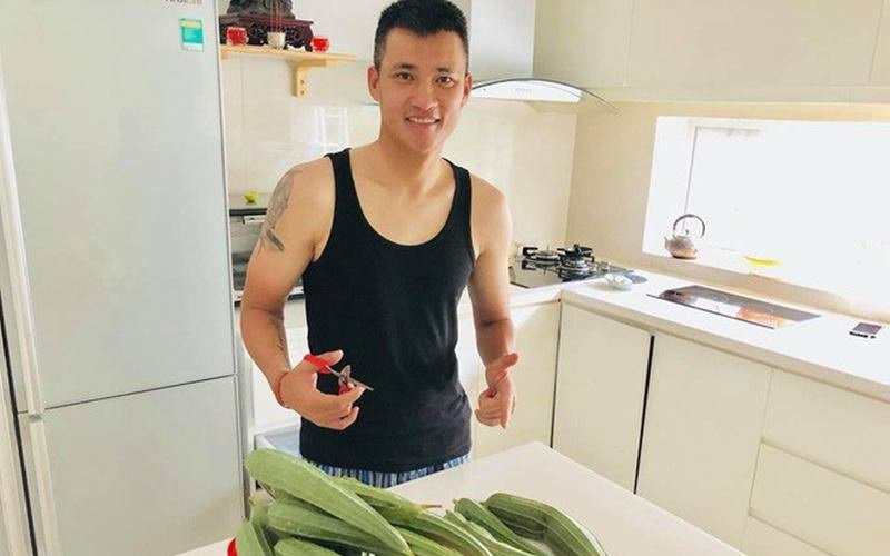 Trước đó, 2 vợ chồng không ngại chia sẻ những hình ảnh về cuộc sống an yên của mình lên trang cá nhân. Nhất là những hình ảnh về khu vườn, hay bữa ăn được chế biến từ rau củ trong nhà.