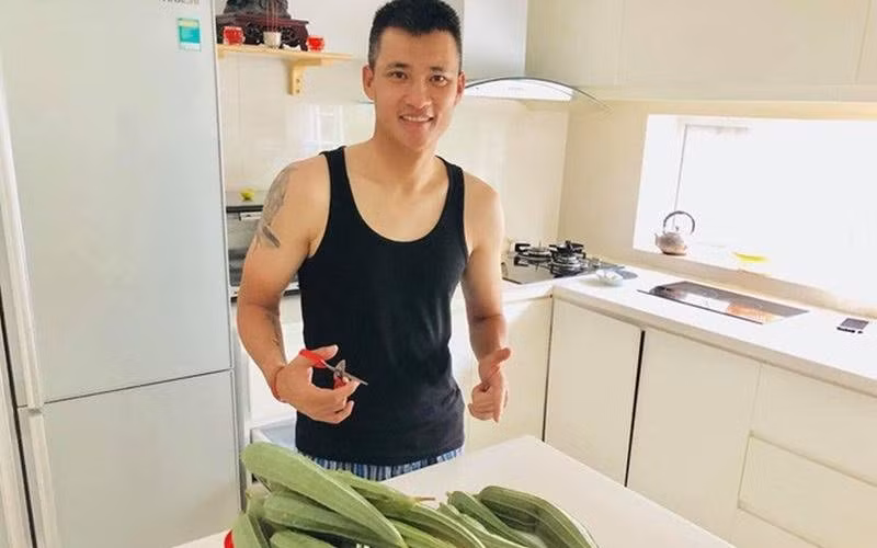 Trước đó, 2 vợ chồng không ngại chia sẻ những hình ảnh về cuộc sống an yên của mình lên trang cá nhân. Nhất là những hình ảnh về khu vườn, hay bữa ăn được chế biến từ rau củ trong nhà.