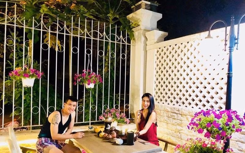 Trong khuôn viên nhà, vợ chồng nữ ca sĩ Thủy Tiên còn đặt thêm 1 bàn trà nhỏ để cả nhà quây quần với nhau.