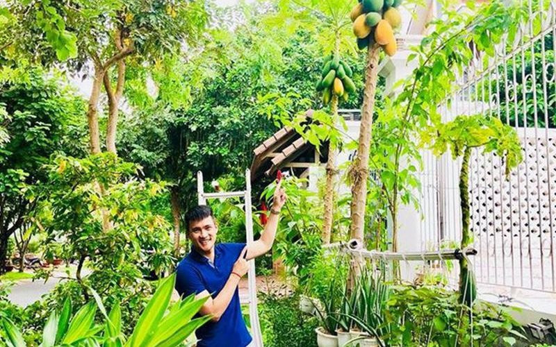 Công Vinh hài hước viết: "Vinh bữa nay mở bán dưa leo kiếm chút lãi luôn nha mấy bạn, giá dưới comment nha, ai mua thì comment địa chỉ và số điện thoại Vinh ship. Bạn nào đẹp hơn Vinh mới được tặng free nha."