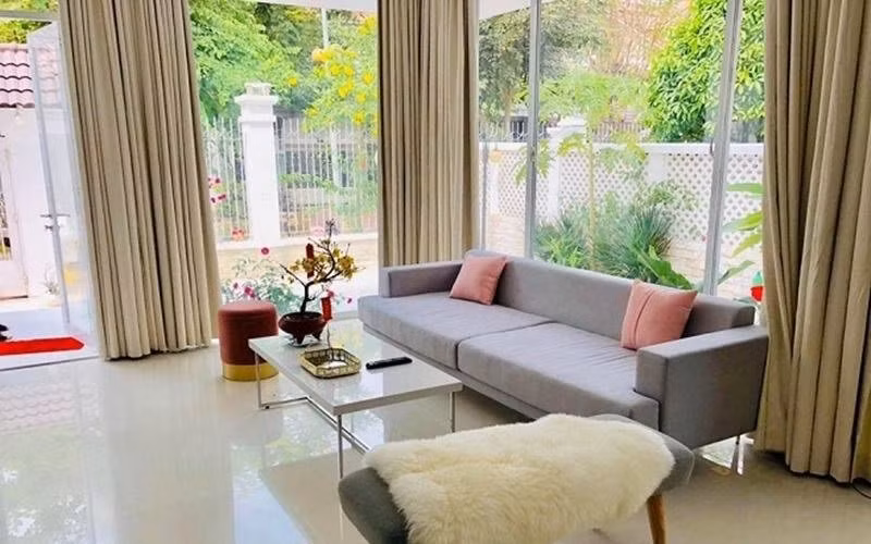 Theo tiết lộ, căn biệt thự được vợ chồng Công Vinh - Thủy Tiên mua lại phần thô với giá 5,6 tỷ đồng. Tổng kinh phí để xây nhà khoảng gần 10 tỷ đồng. Cộng với tiền đất, căn biệt thự ngốn trên 22 tỉ đồng (khoảng 1 triệu USD).