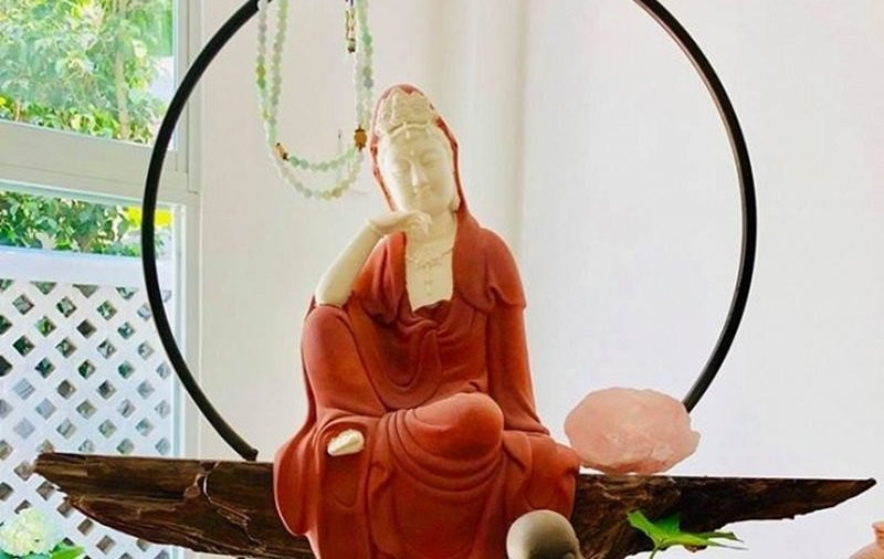 Nội thất bên trong ấn tượng với gam màu trắng chủ đạo. Căn nhà tối giản được tô điểm bằng những bức tượng phật.