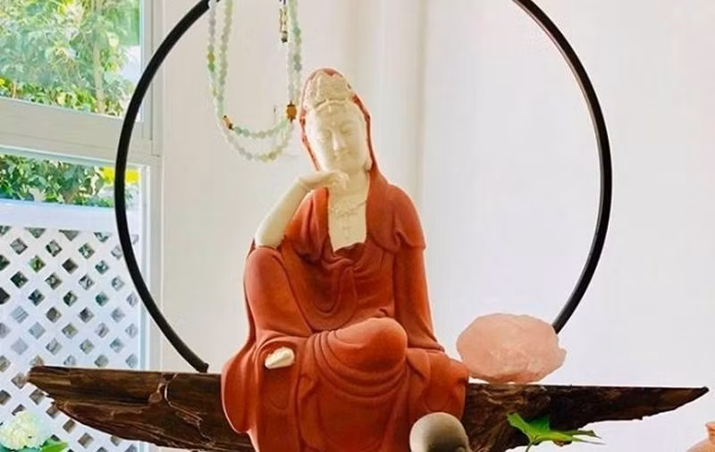 Nội thất bên trong ấn tượng với gam màu trắng chủ đạo. Căn nhà tối giản được tô điểm bằng những bức tượng phật.