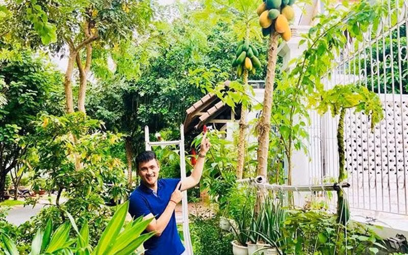 Công Vinh hài hước viết: "Vinh bữa nay mở bán dưa leo kiếm chút lãi luôn nha mấy bạn, giá dưới comment nha, ai mua thì comment địa chỉ và số điện thoại Vinh ship. Bạn nào đẹp hơn Vinh mới được tặng free nha."