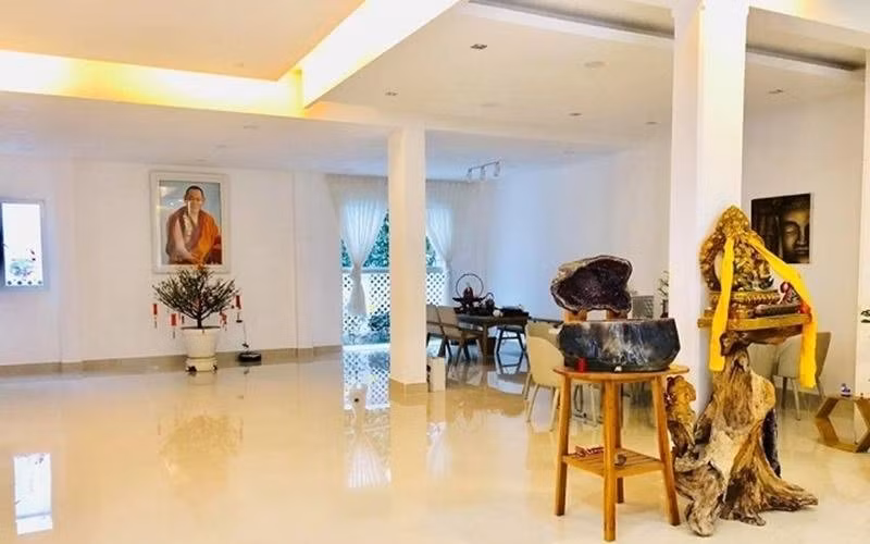 Ngôi nhà rộng 300m2, có 5 phòng ngủ, trong đó 100m2 dành cho diện tích vườn trồng rau sạch.