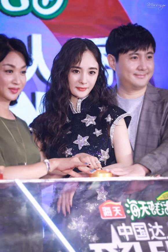 Duong Mich bi bat gap ngoi 1 goc o san bay voi bo dang kiet suc-Hinh-3