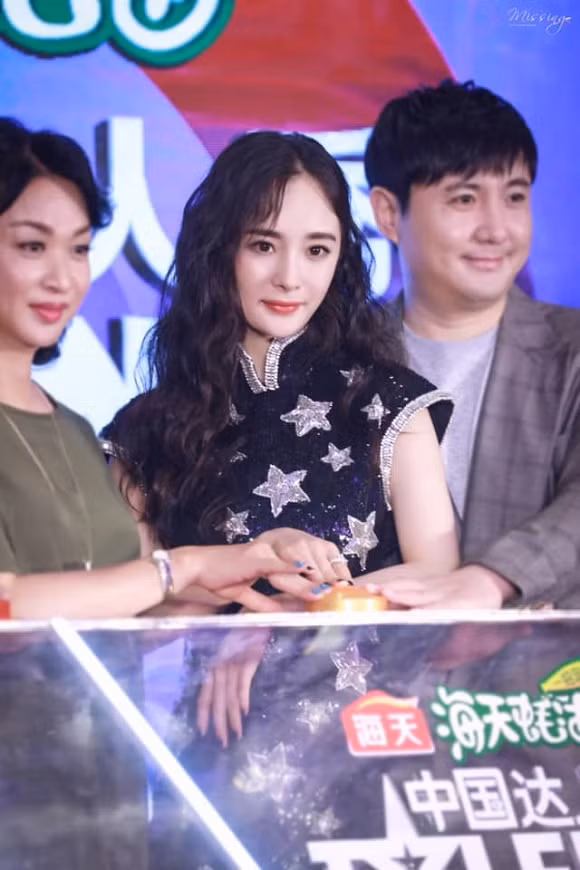 Duong Mich bi bat gap ngoi 1 goc o san bay voi bo dang kiet suc-Hinh-3