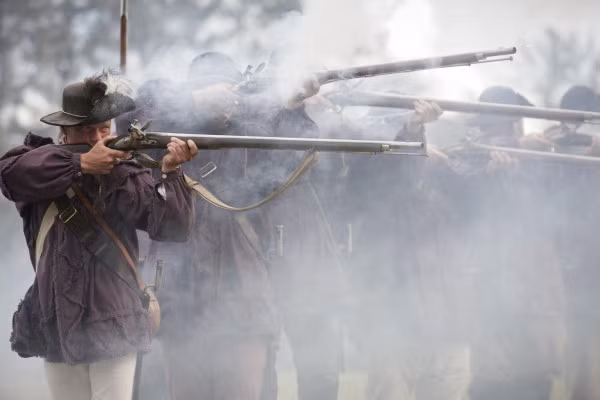 Súng hỏa mai hay còn gọi là các loại súng nạp đạn từ miệng có tầm bắn rất ngắn, chỉ khoảng 100 mét đổ lại và đường đạn bay không ổn định, để tăng sức sát thương, binh lính sẽ phải dàn hàng đứng sát nhau để tạo được mật độ đạn đủ lớn, một kiểu dùng số lượng bù chất lượng. Nguồn ảnh: Know. Súng hỏa mai hay còn gọi là các loại súng nạp đạn từ miệng có tầm bắn rất ngắn, chỉ khoảng 100 mét đổ lại và đường đạn bay không ổn định, để tăng sức sát thương, binh lính sẽ phải dàn hàng đứng sát nhau để tạo được mật độ đạn đủ lớn, một kiểu dùng số lượng bù chất lượng. Nguồn ảnh: Know.