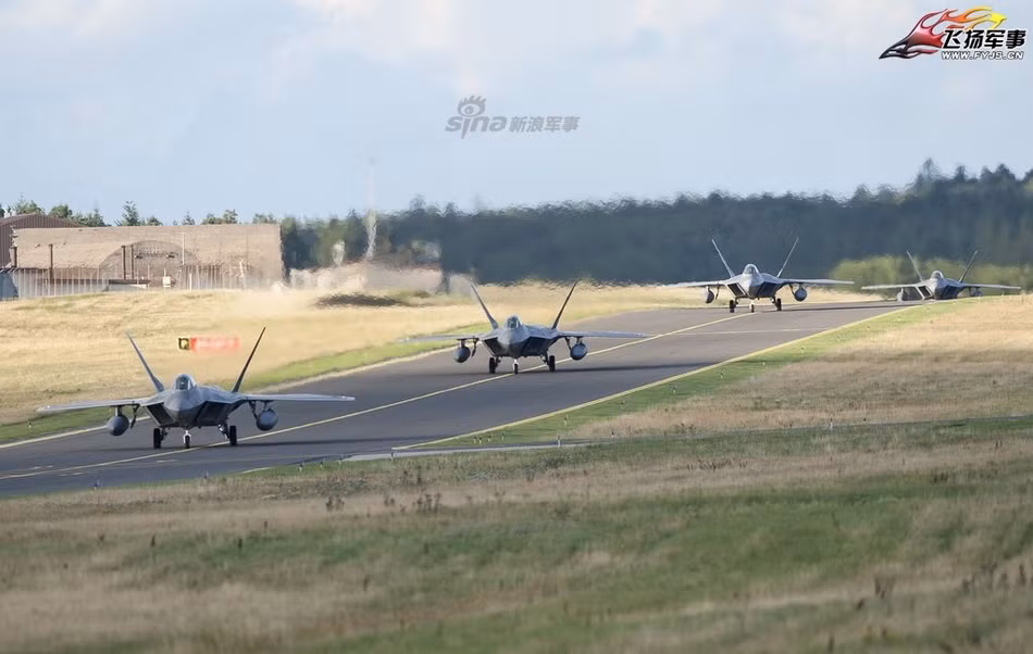 Với "kho" vũ khí của F-22, nó có thể tung ra bất cứ đòn tấn công nào vào các quốc gia thù địch với Mỹ, từ trên không cho đến dưới mặt đất. Nguồn ảnh: Sina.