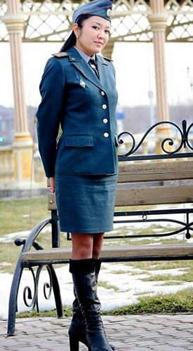 Hấp dẫn với mũ ca lô, váy ngắn và đôi bốt dài.