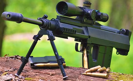 Những khẩu súng bắn tỉa Bullpup có khả năng bắn bán tự động liên tục, nghĩa là xạ thủ sẽ bắn liên tục mà không cần phải kéo khóa nòng lên đạn bằng tay như những khẩu súng bắn tỉa phổ biến khác. Tuy nhiên, do cơ cấu giảm giật quá lằng nhằng, khẩu súng này có tốc độ bắn không cao, chỉ khoảng 15 tới 20 viên mỗi phút. Nguồn ảnh: Criabo.