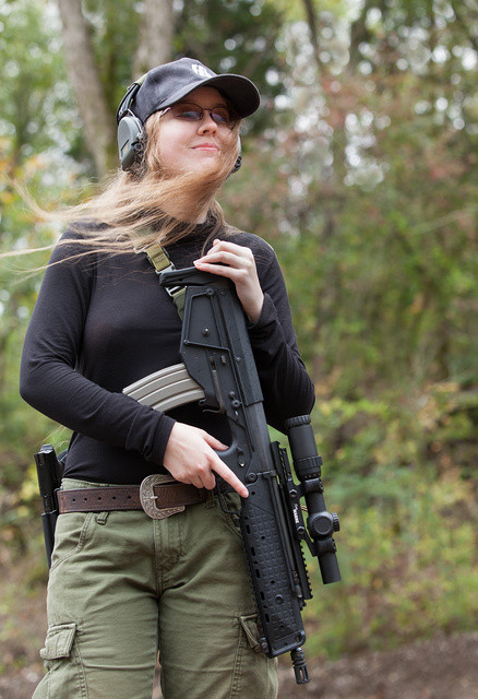 Kel-Tec RDB có tầm bắn tối đa khoảng 900 mét và chỉ có chế độ bắn đơn từng viên một. Mặc dù vậy, thiết kế của khẩu súng carbine này được giới "chơi" súng ở Mỹ đánh giá cao hơn nhiều so với M16 của quân đội nước này. Và nó hoàn toàn xứng đáng có một biến thể súng trường tấn công theo đúng nghĩa. Nguồn ảnh: Oleg.