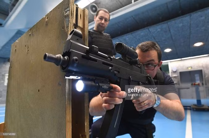 Sức công phá yếu nhưng đủ để hạ gục đối phương là một trong những lý do mà khẩu UPM này rất được ưa chuộng bởi các lực lượng thực thi pháp luật. Vì những lực lượng này cần bắt sống đối tượng nhiều hơn là tiêu diệt tại chỗ. Nguồn ảnh: Gettyimg.