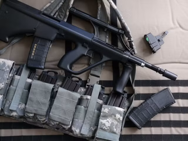 Các phiên bản hiện đại ngày nay của khẩu AUG vẫn giữ nguyên thiết kế tương tự, điểm khác biệt chỉ là chất liệu sử dụng và khả năng gắn thêm các phụ kiện bổ sung. Nguồn ảnh: Pinterest.