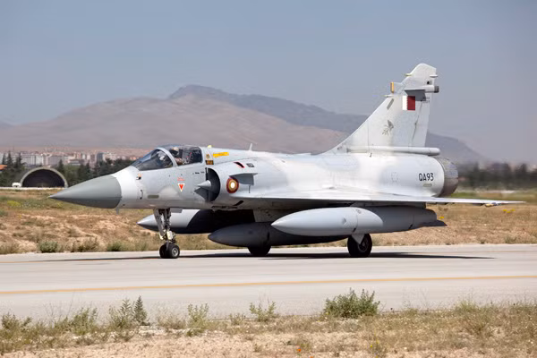 Ví dụ như về lực lượng Không quân, Không quân Qatar dù chỉ có 1500 người với 4 Liên đoàn Không quân nhưng lại có trang bị "trong mơ" với các chiến đấu cơ cực kỳ hiện đại như Mirage 2000, hay thậm chí là cả Rafale C nổi tiếng đắt đỏ của Pháp. Nguồn ảnh: Aviation.
