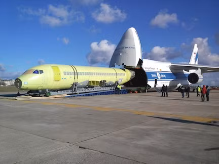 Trong lĩnh vực vận tải dân sự, hãng hàng không Volga-Dnepr của Nga cũng sở hữu nhiều máy bay An-124 nhất thế giới với 12 chiếc và 3 chiếc đang đặt hàng. Ngoài ra còn có Ukraine có 7 chiếc, United Arab Emirates của UAE với 1 chiếc và Lybia có 2 chiếc (nằm kho kể từ khi cuộc nội chiến xảy ra). Nguồn ảnh: American.