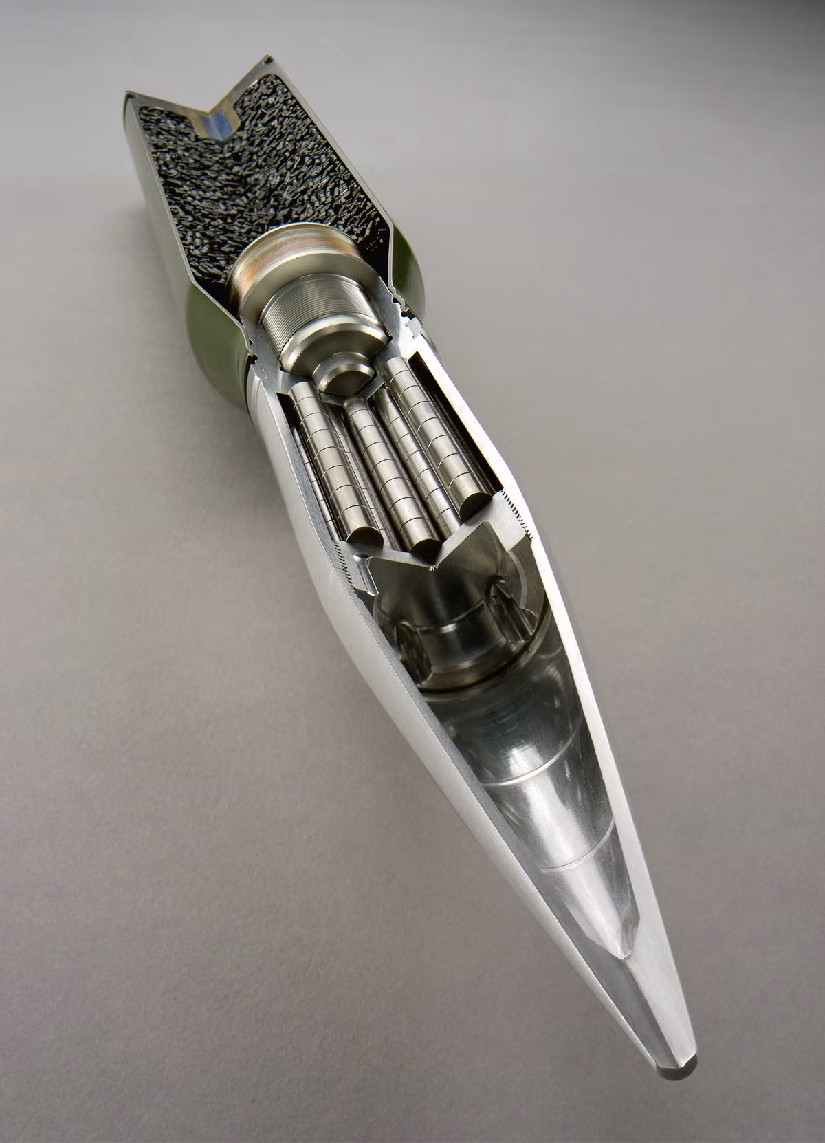 Cận cảnh viên đạn pháo của pháo phòng không Oerlikon với thuốc súng, bộ phận đuôi giữ cùng hàng chục đầu đạn xuyên phá được đặt trung một viên đạn pháo cỡ 35x228 mm. Nguồn ảnh: Imgur.