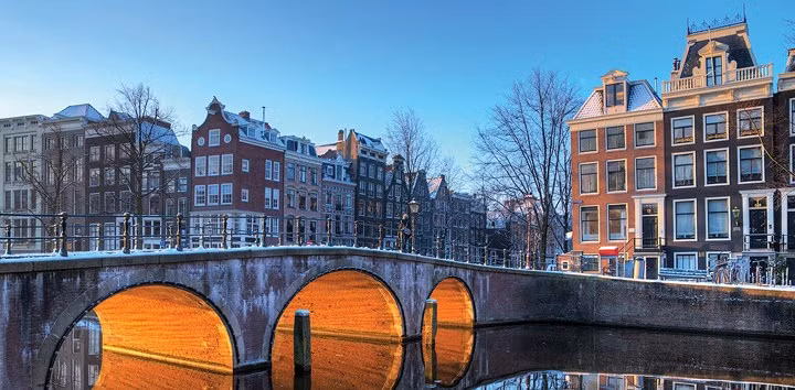 Santiago, Chile. Theo các chuyên gia du lịch của Lonely Planet, Chile thu hút du khách bởi sự lãng mạn và quyến rũ. Đất nước này sẽ kỷ niệm 200 năm độc lập vào năm 2018. Những cửa hiệu thời trang, trung tâm ăn uống và các quảng trường lịch sử là những nơi cần khám phá. Tới đây, du khách cũng không cần phải đổi tiền.