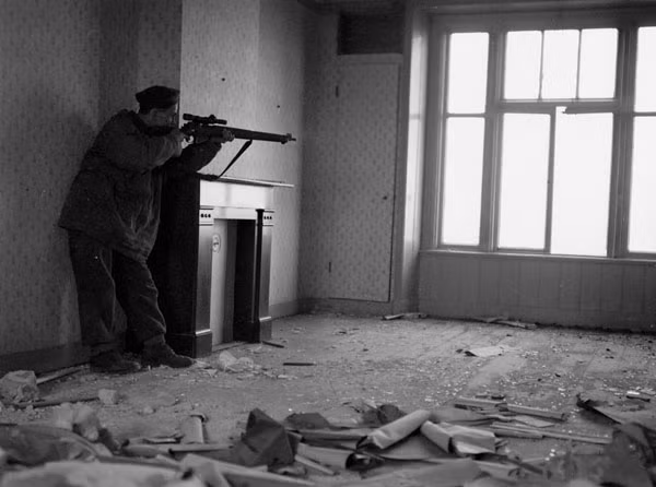 Lính bắn tỉa Canada tại Hà Lan, mặc dù rút lui gần hết quân nhưng quân đội Đức vẫn để lại rất nhiều xạ thủ bắn tỉa lại Hà Lan nhằm gây chậm bước tiến của quân Đồng Minh. Nguồn ảnh: Flickr.