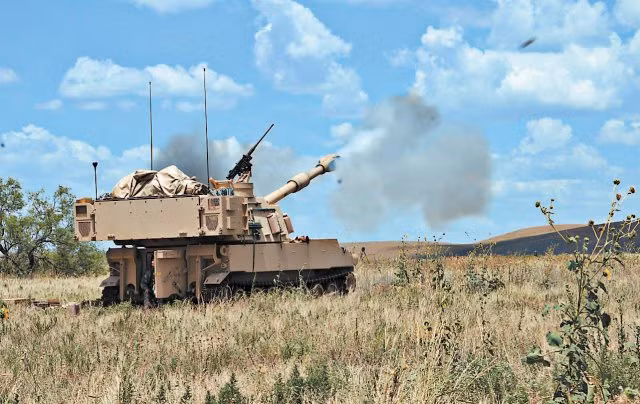 Tầm bắn của loại pháo tự hành này vào khoảng 18 km với loại đạn thông thường. Khi sử dụng đạn tăng tầm, tầm bắn của M109 có thể lên tới 30 km tùy thuộc vào điều kiện thời tiết và hướng gió bên ngoài. Nguồn ảnh: Army.