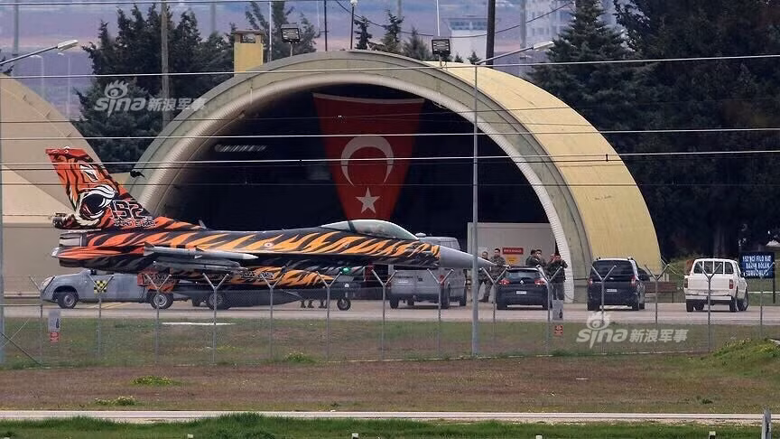 Theo các chuyên gia phân tích Không quân Thổ Nhĩ Kỳ sẽ đóng vai trò đặc biệt quan trọng trong chiến dịch “Nhành Olive” của quân đội nước này ở miền Bắc Syria, khi đây là lực lượng hỗ trợ chính trên không cho bộ binh Thổ Nhĩ Kỳ. Nguồn ảnh: Sina.