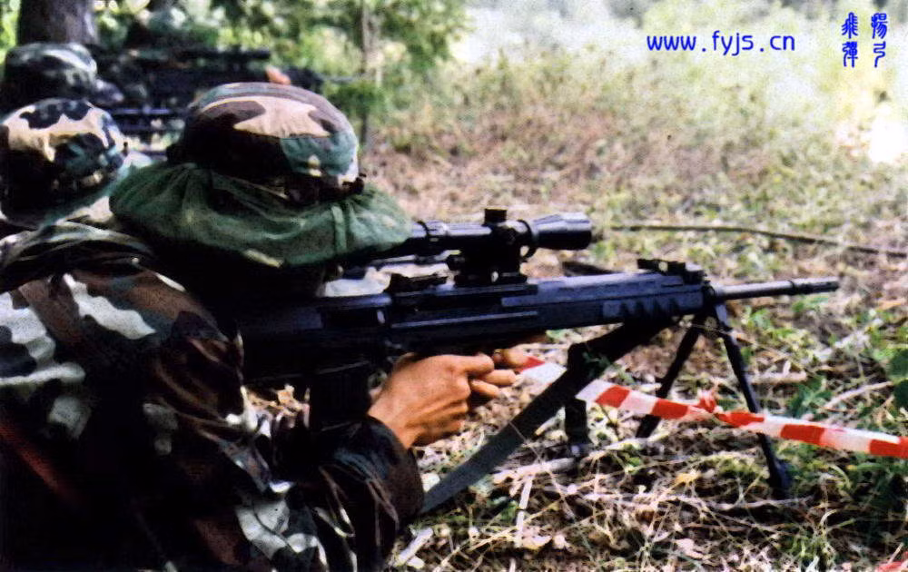 Phiên bản xuất khẩu của QBU-88 mang tên KBU-97a, ngoài việc sử dụng cỡ đạn chuẩn NATO, phiên bản xuất khẩu này còn sử dụng hộp tiếp đạn dạng cong thay cho hộp tiếp đạn dạng thẳng như khẩu QBU-88 nội địa của Trung Quốc. Nguồn ảnh: Fyjs.