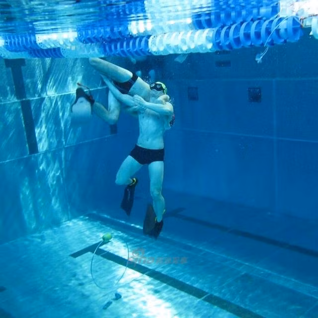 Cuộc thi sẽ chính thức bắt đầu khi hai người lính lặn chui qua hai chiếc vòng đặt đối diện nhau ở đáy bể, sau đó họ sẽ bắt đầu thi triển những thế vật và khóa đối phương, buộc đối phương phải đầu hàng khi hết dưỡng khí. Nguồn ảnh: Sina.