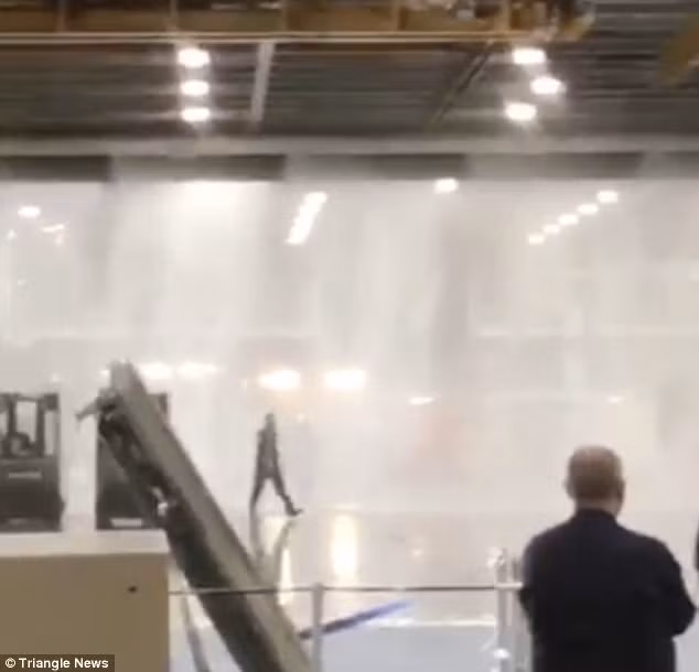 Sự việc xảy ra vào hôm 30/1 vừa rồi khi tàu sân bay HMS Queen Elizabeth lại một lần nữa bị ngập nước trong khoang tàu. Nguyên nhân của lần ngập nước này được xác định là do hệ thống tự động dập lửa trên tàu bị kích hoạt ngoài chủ ý dẫn đến việc phun nước tràn kín một khoang. Nguồn ảnh: Trianglenews.