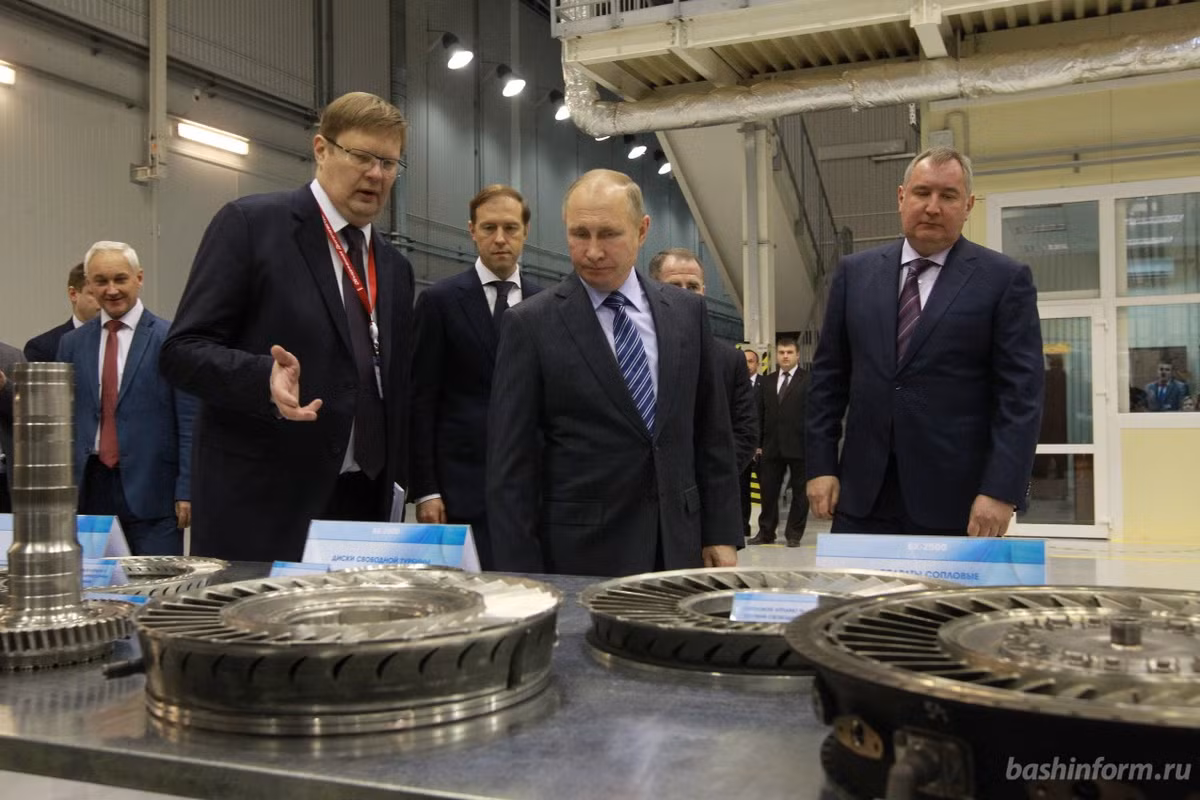 Mặc dù vậy điều này lại mang lại đến lợi thế cho công nghiệp hàng không Nga hơn là bất lợi. Ảnh: Tổng thống Nga ông Vladimir Putin vừa có chuyến thăm tới nhà máy này hôm 24/1 vừa rồi. Nguồn ảnh: Bashinform.